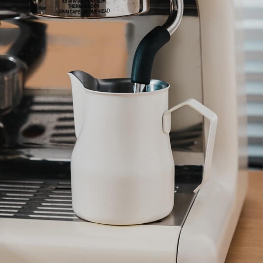 Hvit melkekanne i rustfritt stål 350 ml / melkeskummingskanne med svanehals / baristakanne Hvit melkekanne i rustfritt stål 350 ml / melkeskummingskanne med svanehals / baristakanne