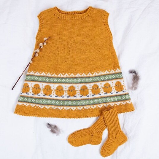 Bluum Strik Strikketunika Kyllinger med strømper - garnpakke i Bluum Soft Merino Ull