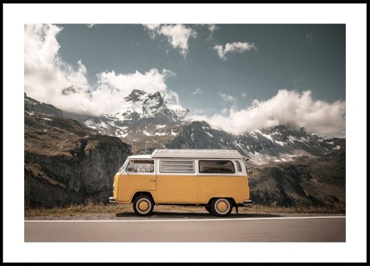 Yellow Van Against Of Mountains Plakat Plakat / 40x50cm
