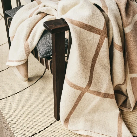 Pappelina Vevd pledd i lammeull Criss Beige