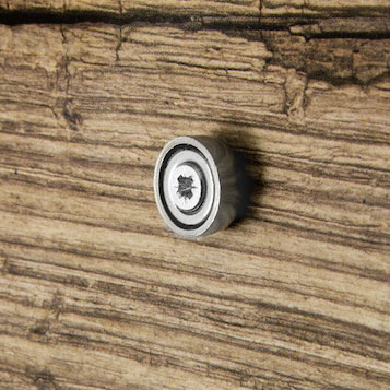Screw-on magnet Ø 10 x 4,5 mm praktisk magnetfeste