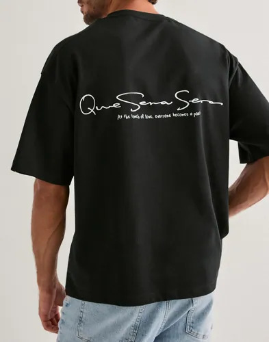 Que Sera Sera Boxy Signature Tee T skjorte med trykk Svart