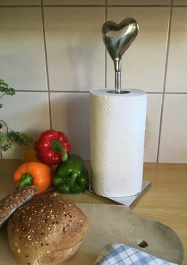 Sølvfarget stativ med hjerte,for husholdnigspapir