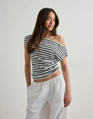 Nelly Rutete/Stripete Stripe Shoulder Top