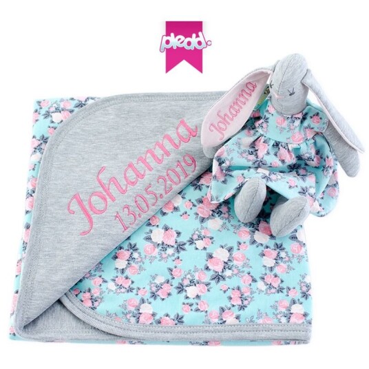 Babyteppe med barnets navn på med rosa roser Babyteppe med barnets navn på med rosa roser