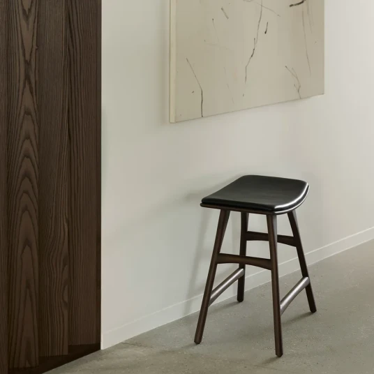 Ethnicraft Osso krakk brunlakkert teak/Black leather Ethnicraft Osso krakk brunlakkert teak/Black leather