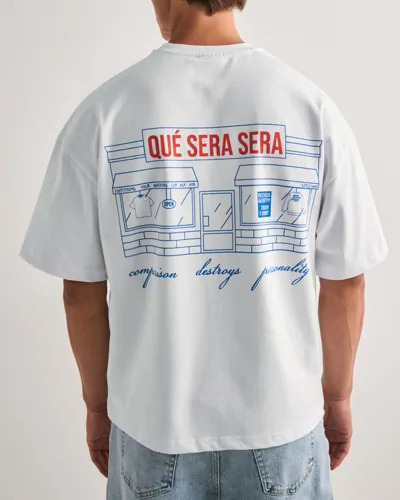 Que Sera Sera Boxy Store Tee T skjorte med trykk Hvit