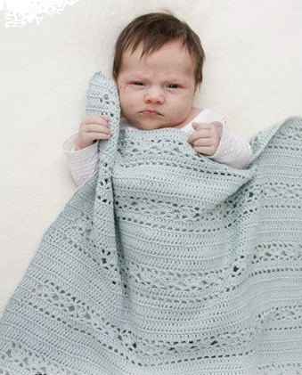 Sleepy Times by DROPS Design Babyteppe Hekleoppskrift 65x81 cm