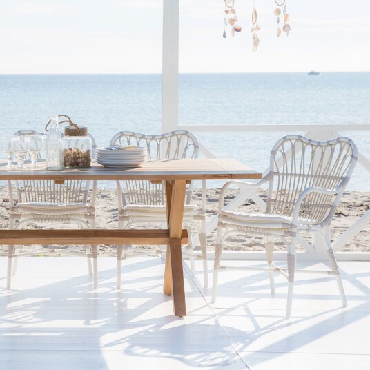 Sika Design Margret armlenestol i hvit / beige kunstrotting