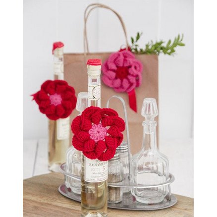 Festive Flowers by DROPS Design Blomst Hekleoppskrift Ø 8 cm