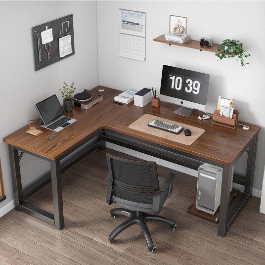 Romslig Hjørneskrivebord med MDF plate og Solide Stålben – 140 x 120 cm
