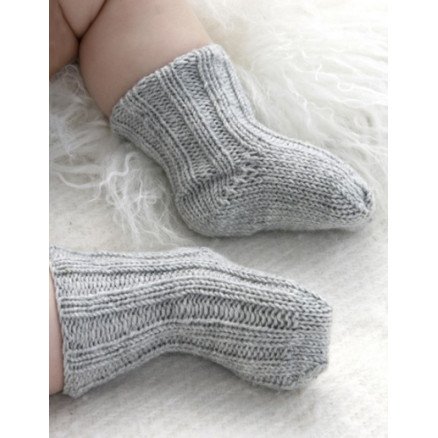 Baby Booties by DROPS Design Baby Strømper Strikkeoppskrift str 1 mdr 4 år