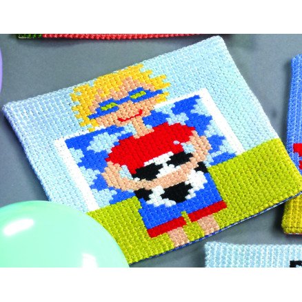 Permin Broderisett Barnefotballspiller med halmstrå 25x25cm