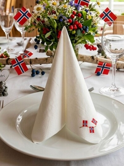 Servietter med Norske Flagg - 17 mai 20 stk. i Pk. Servietter med Norske Flagg - 17 mai 20 stk. i Pk.