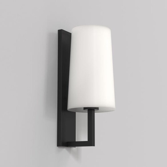 Riva 350 vegglampe baderom IP44 med glass skjerm - Svart / Opal