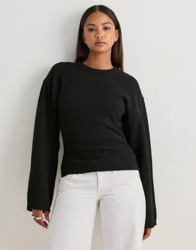 Nelly Svart Tight Waist Knit Sweater