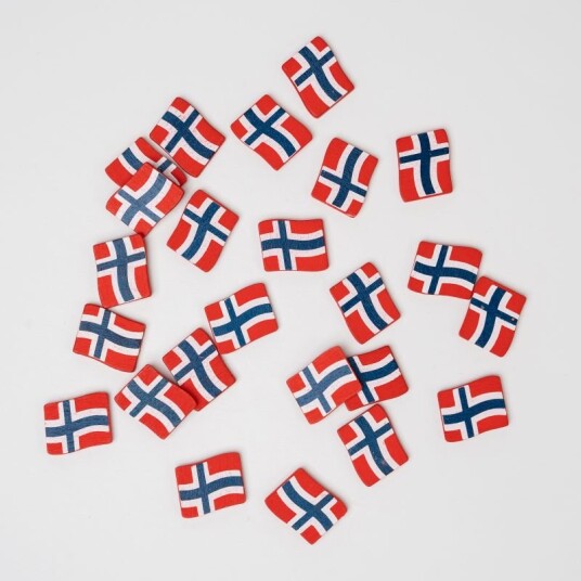 Små Norske Flagg i Tre Til Bordpynt Pk/25 Små Norske Flagg i Tre Til Bordpynt Pk/25