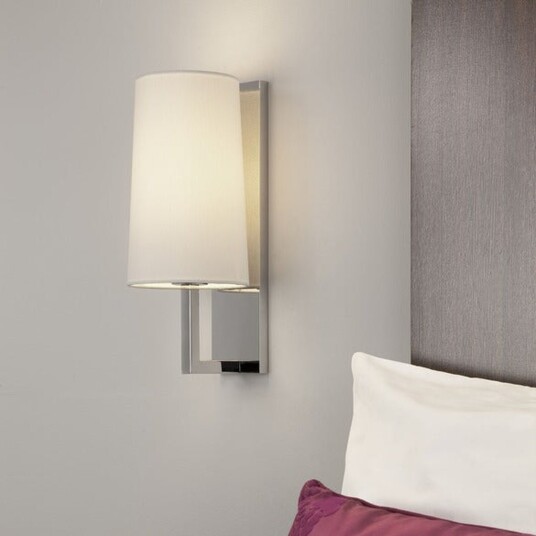 Riva 350 vegglampe IP44 med skjerm - Krom / Hvit Riva 350 vegglampe IP44 med skjerm - Krom / Hvit