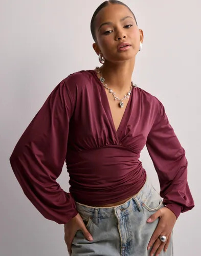 Nelly Rød Plunge LS Top