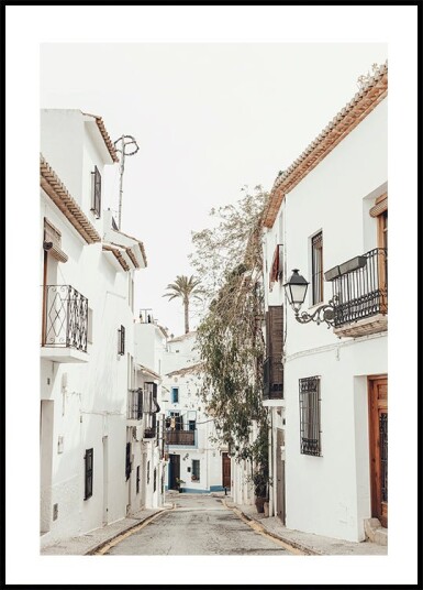 Charming Whitewashed Streetscape Plakat Plakat / 100x150cm