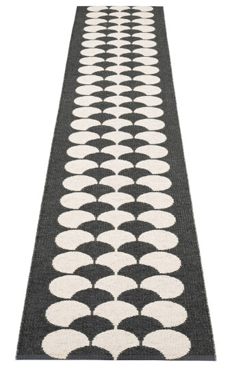 Pappelina Poppy matte sort vanilje 70x350 cm
