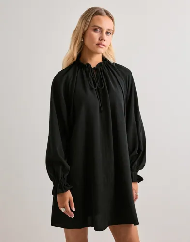 Only   Svart   Onlfayce Ls Short Loose Dress Wvn