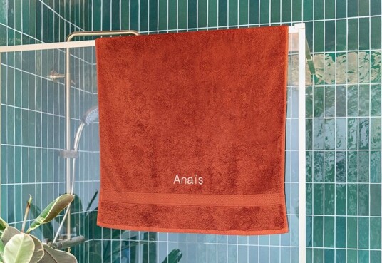 Badehåndkle med tekst Hvit 70 cm x 140 cm Badehåndkle med tekst Hvit 70 cm x 140 cm