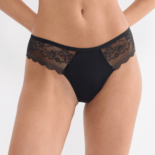 Triumph Comfort Allure String Black 42 Triumph Comfort Allure String Black 42