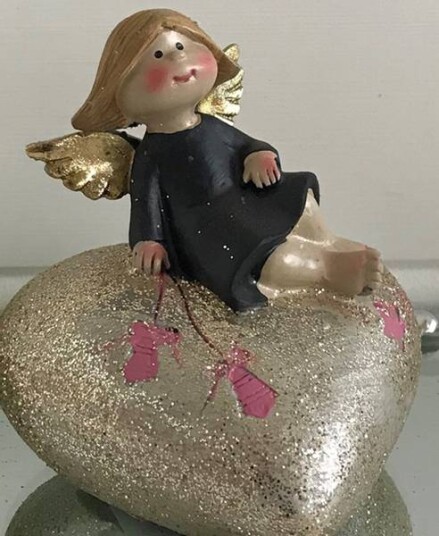Engel sittende på gullhjerte med rosa stjerne pynt Engel sittende på gullhjerte med rosa stjerne pynt