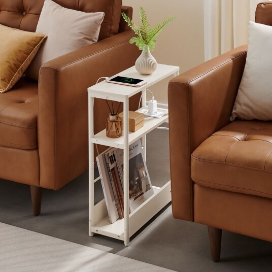 Smalt sidebord 18 x 45 x 58 cm med innebygd strømuttak Hvit Smalt sidebord 18 x 45 x 58 cm med innebygd strømuttak Hvit