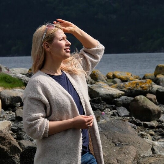 Bluum Strikkejakke Sand til dame garnpakke fra i Fluffy