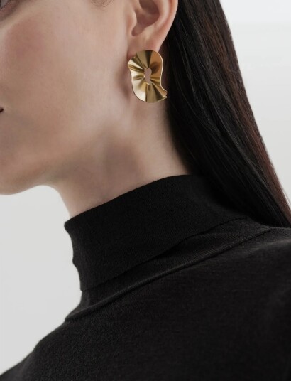 Kalevala Alluring Earrings Round Gold Kalevala Alluring Earrings Round Gold
