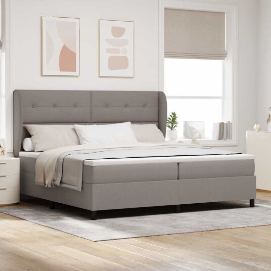 Seng med madras i taupe 200x200 cm stoff