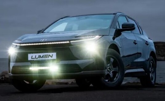 Lumen grillkit Toyota Bz4X 2026+ facelift. 22894 lumen. Diskret og pen montering.