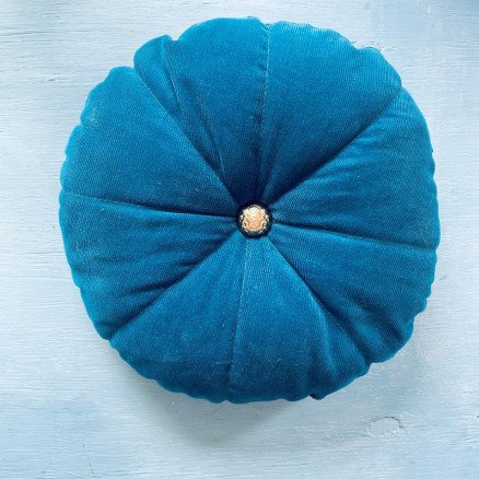 Rund Sofapute i Babyfløyel av Rito Krea Sofapute Syoppskrift 28cm Rund Sofapute i Babyfløyel av Rito Krea Sofapute Syoppskrift 28cm
