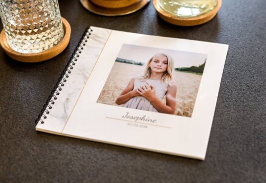 Smartphoto Personlig Fotobok 21 x 21 cm Med Spiralrygg Og Fotoomslag | Kvadratisk Format Som Ligger Flatt