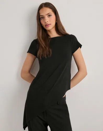 Nelly   Svart   Asymmetric Flowy Tee