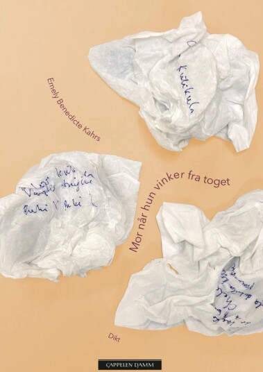 Mor Når Hun Vinker Fra Toget Av Emely Benedicte Kahrs