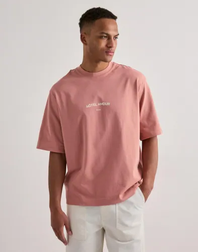 Selected Men Slhboxyliam Ss O Neck Tee Hotel Amo T skjorte med trykk Rosa