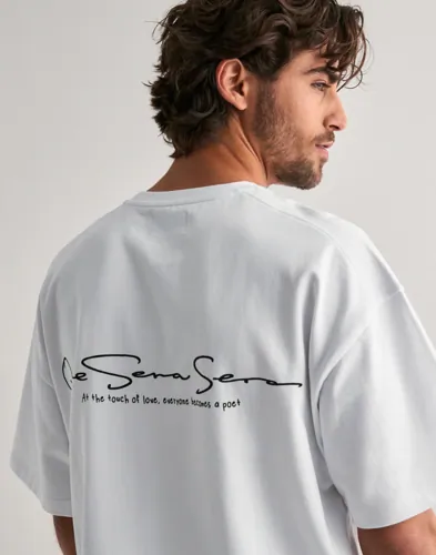 Que Sera Sera Boxy Signature Tee T skjorte med trykk Hvit