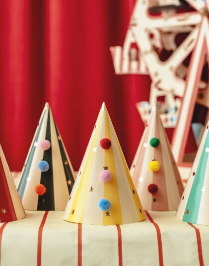 6 stk Fargerike Partyhatter Sirkus med Pompoms Circus Party 6 stk Fargerike Partyhatter Sirkus med Pompoms Circus Party