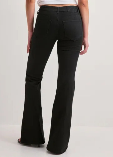 Nelly Svart Super Flare Jeans