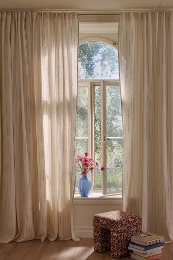 Ellos Home Gardin med multibånd Elly Thin Stripe Wide Pleatingtape i resirkulert halvlinne ekstra bred 1 pakning Brun