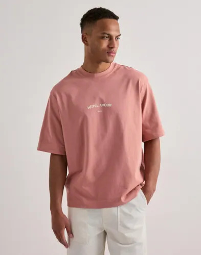 Selected Men Slhboxyliam Ss O Neck Tee Hotel Amo T skjorte med trykk Rosa