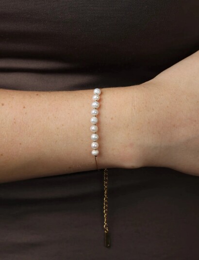 Timi of Sweden Loanna Delicate Pearl Bracelet Stainless Steel Gold ONE SIZE 40 cm Timi of Sweden Loanna Delicate Pearl Bracelet Stainless Steel Gold ONE SIZE 40 cm