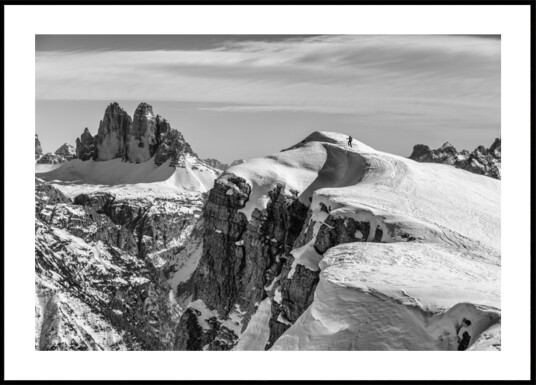 Lone Hiker Snowy Ridge Plakat / 70x100