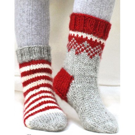 Twinkle Toes by DROPS Design 2 Julesokker Vinrød og Natur striper Strikkeoppskrift str 22 43