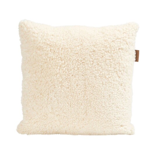 Shepherd of Sweden Shepherd Lina saueskinnspute 40 x 40 cm creme Shepherd of Sweden Shepherd Lina saueskinnspute 40 x 40 cm creme