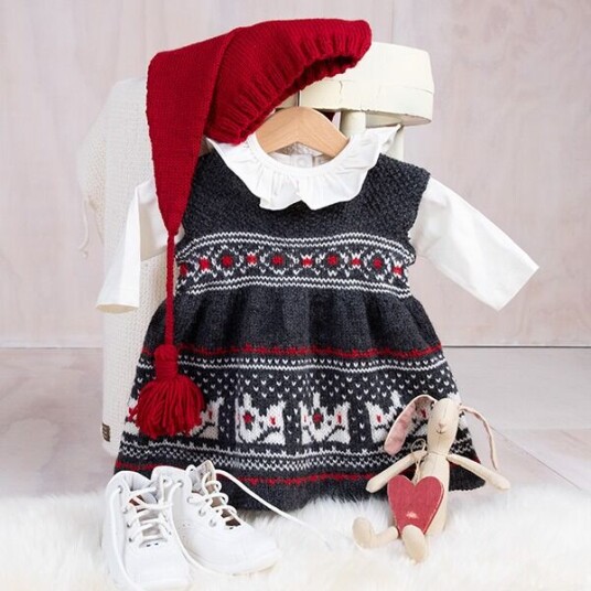 Bluum strikkekjole Kronestakken med nisselue i Pure Eco Baby Wool Bluum strikkekjole Kronestakken med nisselue i Pure Eco Baby Wool