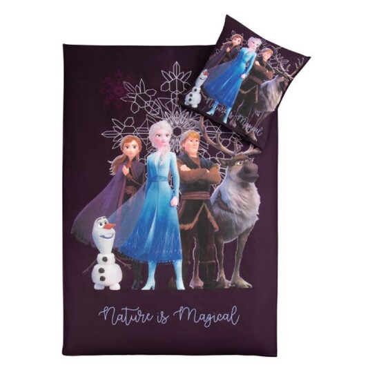 Licens Frozen sengetøy 140x200 cm Frosset sengetøysett med alle de kjente karakterene 2 i 1 design 100% bomull Licens Frozen sengetøy 140x200 cm Frosset sengetøysett med alle de kjente karakterene 2 i 1 design 100% bomull